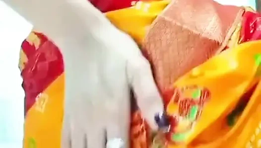 Hintli kız sıcak ve erotik öğretme rolü oynuyor