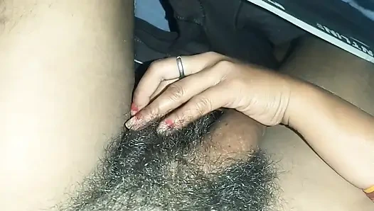 Simran yenge erkek arkadaşıyla yatak odasında mastürbasyon yapıyor