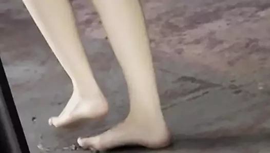 Seksi tanrıça vücudunu esnetiyor