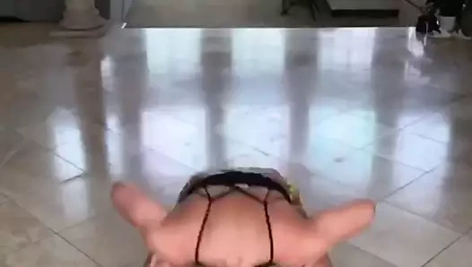 Britney spears şortla dans ediyor