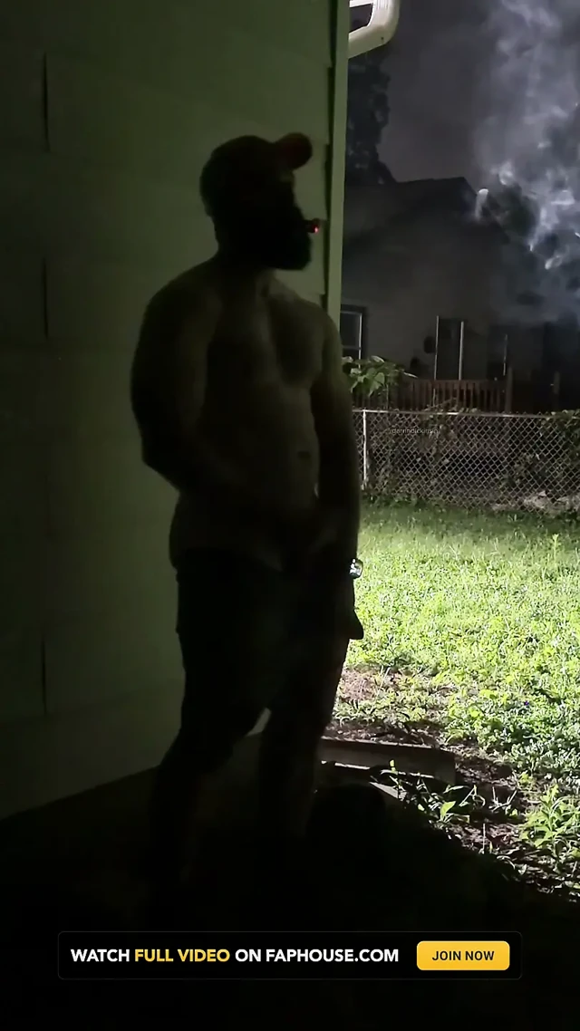 Arka bahçede puro, döl ve sidik