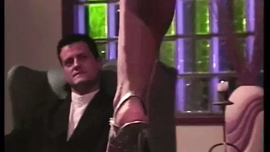 Düzgün vücutlu sarışın striptizci bir müşteri tarafından deliniyor