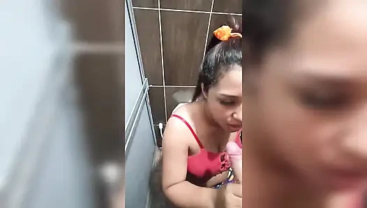 New York Abd'li 18 yaşındaki esmer büyük sarkık memeler üvey erkek kardeşinin büyük yarağını sikiyor