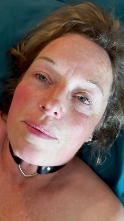 Yüksek sesle inleyen orta yaşlı seksi kadın edepsizce konuşuyor ve birkaç kez boşalıyor