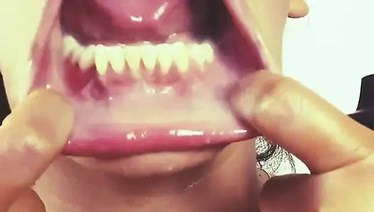 Sigara içerek ve yarak emiyor ve ustamın emirlerine itaat ediyor