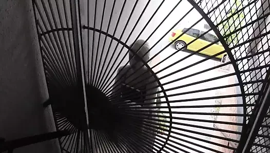 Kinky esmer kâkül dövmeli genç sarışın ile bir kayış üzerinde