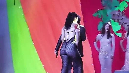 Tulum ve tanga seksi piliç