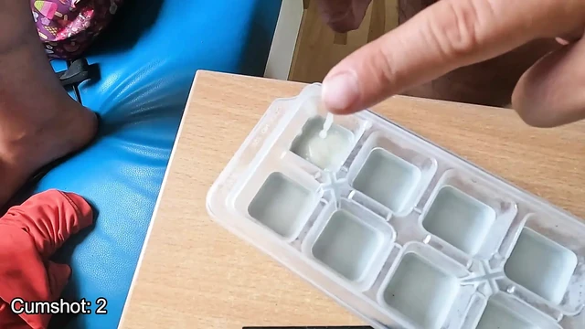 На Улице Взаимное Дележка Замороженным Кубиком Спермы Из 10 Порций Спермы