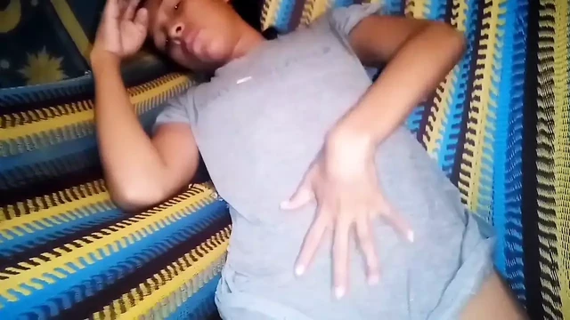 Büyük ıslak vajinamın tek başına mastürbasyonu