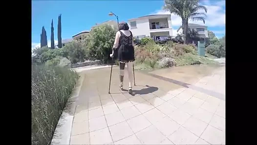 Olgun karısı, bacak askılı ve stilettolu koltuk değneği.