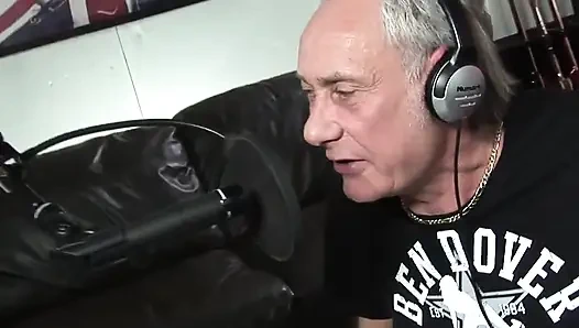 Şanslı yaşlı adam iki ateşli kızla sikişiyor