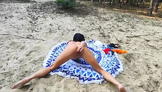 İnce esmer kız, ormanda yalnız, yapay penis ile lanet. victoria kai