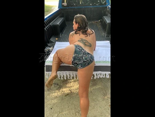 Puma milf Başlarken bazı çük tarafından the lake