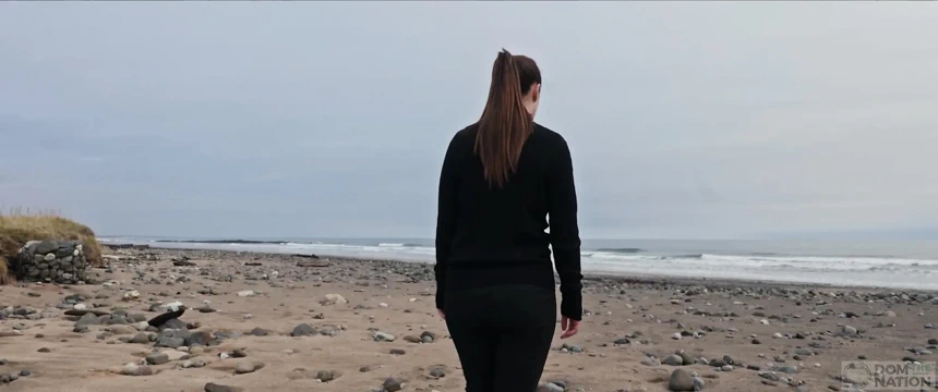 Sürrealist bir plajda götten ağza hakimiyet