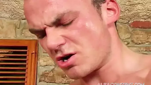 Bu genç sürtük büyük sert çük ile kahrolası hoşlanır