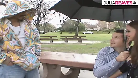 Ateşli kız sıkı amcığını canavar yaraklarla parçalıyor