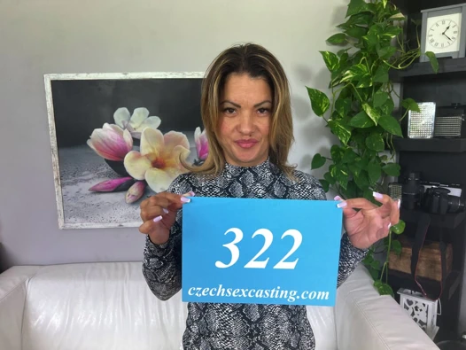 Çingene orta yaşlı seksi kadın seksi adamla porno çekmek istiyor