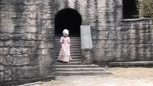 Karısı izlerken bir kızı boyun eğiyor ve sikiyor