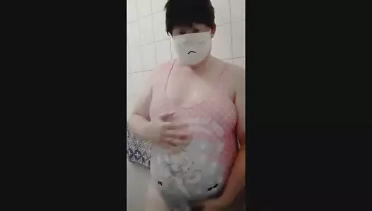 Sevimli mayo duşta tombul femboy