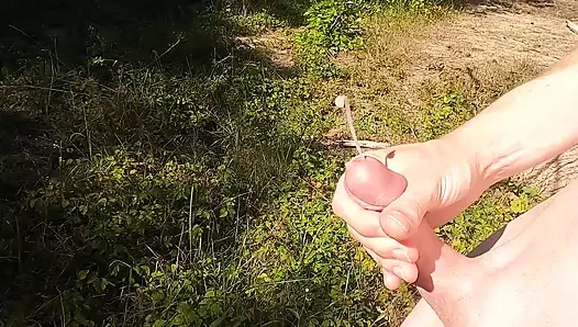 Dışarıda soyunuyor ve boşalıyor