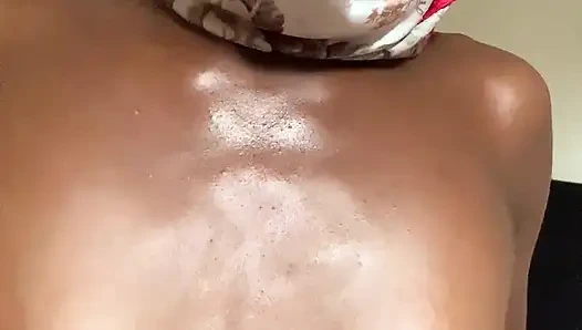 Ateşli minyon genç browngurl234 göğüslerini okşuyor şehvetli anın tadını çıkarıyor