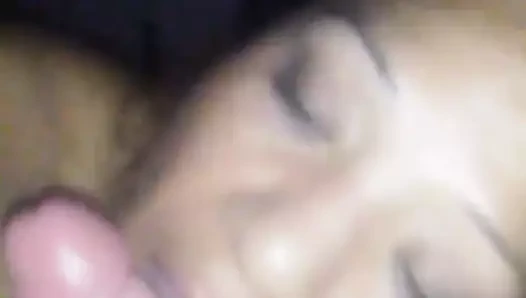 Yapışkan sürtük: ağzıma boşalıyor