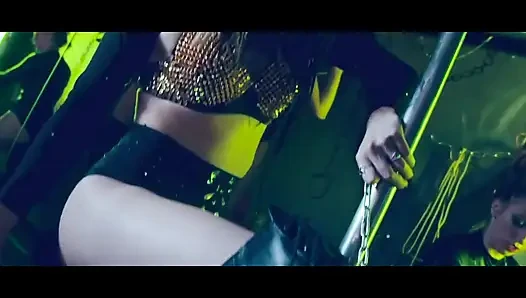 Büyük memeli orta yaşlı seksi kadın dominatrix kapşonlu köleyi kontrol ediyor