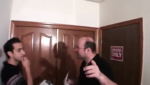 Muhteşem hatun büyük bir sert direk tarafından sikilen sıkı deliklerinin tadını çıkarıyor