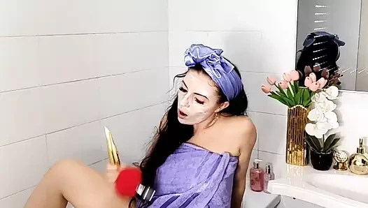 Koca karısını mastürbasyon yaparken yakaladı ve başını suya daldırdı