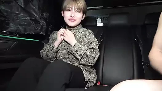 Asyalı kız arabada sakso çekiyor