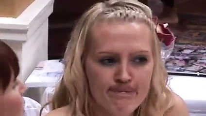 Kızlar öpüşürken kameralara yakalandı