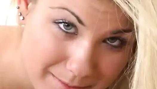Aubrey addams yatak odasında piercingleriyle sikişiyor