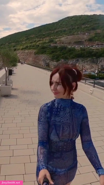 Jeny Smith transparan elbise içinde. Tam video sadece JenySmith.net