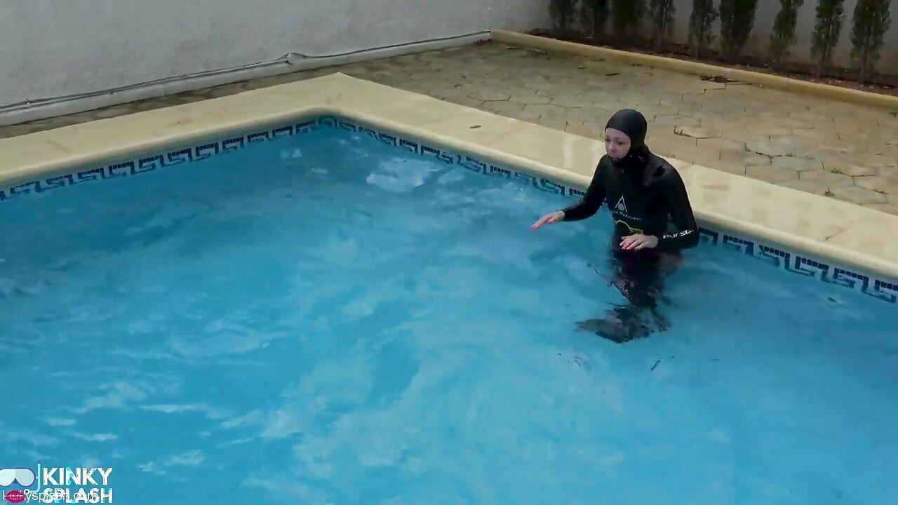 Wetsuit esaret denizkızı kaygan havuzda yüzgeçler, ip ve derin dalış