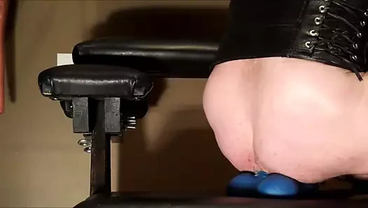 Deride oyuncak sürme: 15" uzun yapay penis ve 120 top derinliğinde erebus