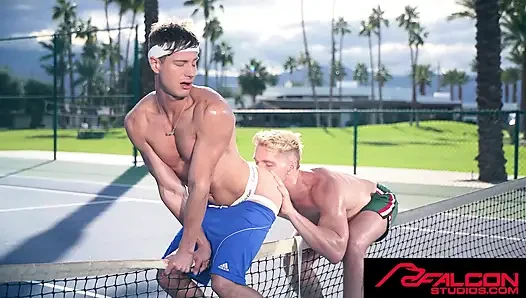 FALCON STUDIOS - Ryan Orion ve Dio Ferrero tenis kortunda prezervatifsiz sikişiyor