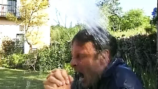 Sevimli Alman sarışın açık havada sert bir patlamadan sonra sıcak döl yemeye bayılıyor