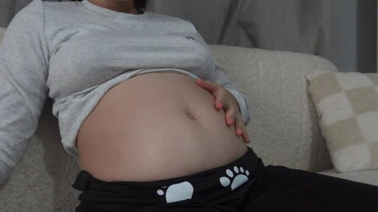 Hamile Hintli karım pembe külotla mastürbasyon yapıyor ve orgazm yaparken büyük götünü gösteriyor