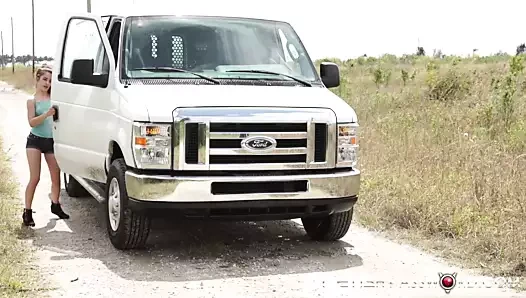 Redhead genç onu sahte kurtarıcı tarafından kabadayı