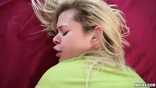 Anal deneyelim - Elizabeth Bentley sıkı balon götünde ilk anal deneyimini filme alıyor