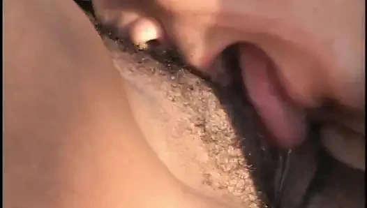 Beyaz adam zenci kızın kıllı amını emiyor ve sikiyor ve sonra yüzüne boşaltıyor