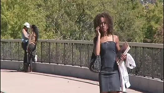 minyon siyahi kız çıplak amını gösterir ve sikilmek ister