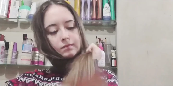 Saçımı fırçalıyor ve detangling