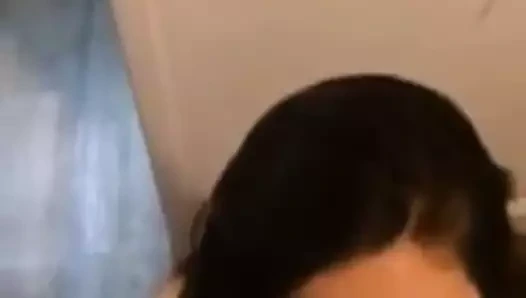 güzel amatör kız dizlerinin üzerinde emme horoz