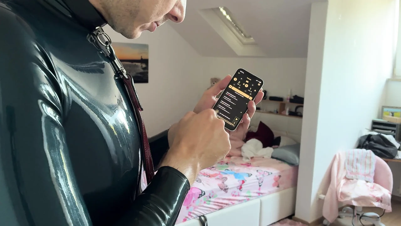 Soția îl înnebunește pe soțul ei cu ESTIM în pungă gonflabilă de legare cu corp complet - Exreme Tachinare. Căluș cu respirație restricționată