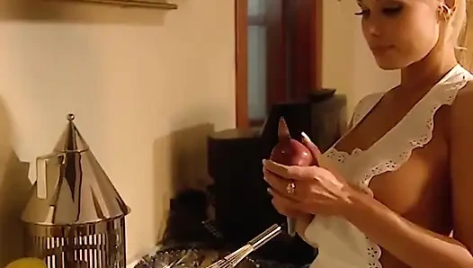 Bu Hizmetçi̇ Seni̇n İçi̇n Soyunuyor