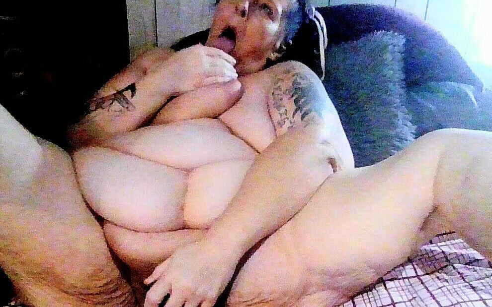 Porno izlerken azgın o kadar açık ki tanga olmadan amından kabuk boşalması