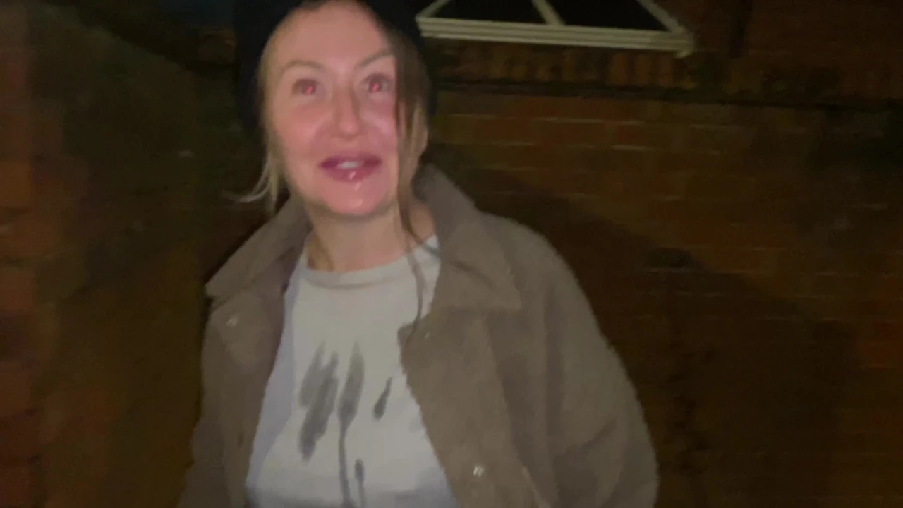 Offered cigarettes to put Her finger up her ass and piss at the same time