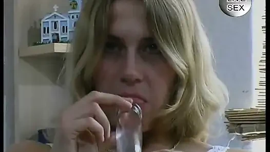 İri göğüslü sarışın amcık tek başına külot fetişi içinde dildo yapıyor