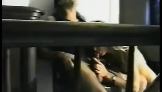 Sevimli hatun klasik adamla sikişdikten sonra otururken seksi hatun tarafından amını yalatıyor 2'de 1 sahne